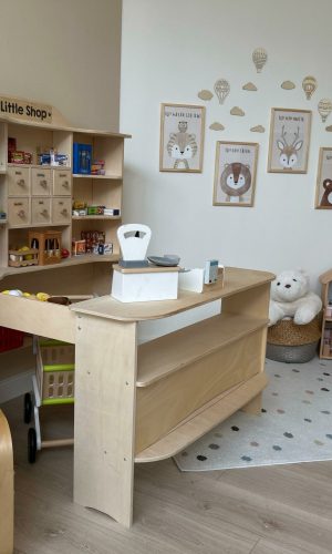 Therapieraum mit Kaufladen und Spielmaterial