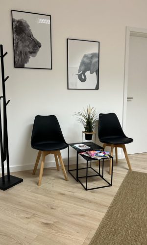 Wartebereich mit Sitzgelegenheiten