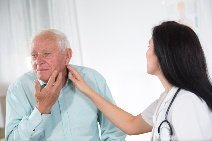 Logopädische Therapie mit einem älteren Patienten